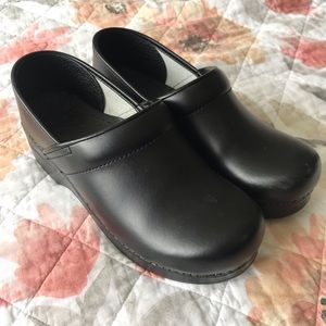 Dansko Matte Black Clogs Size 39 (8.5-9) WIDE